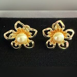 Vintage Van Dell Elegant Gold Flower Pearl Screw Back Earrings 1/20 12K GF